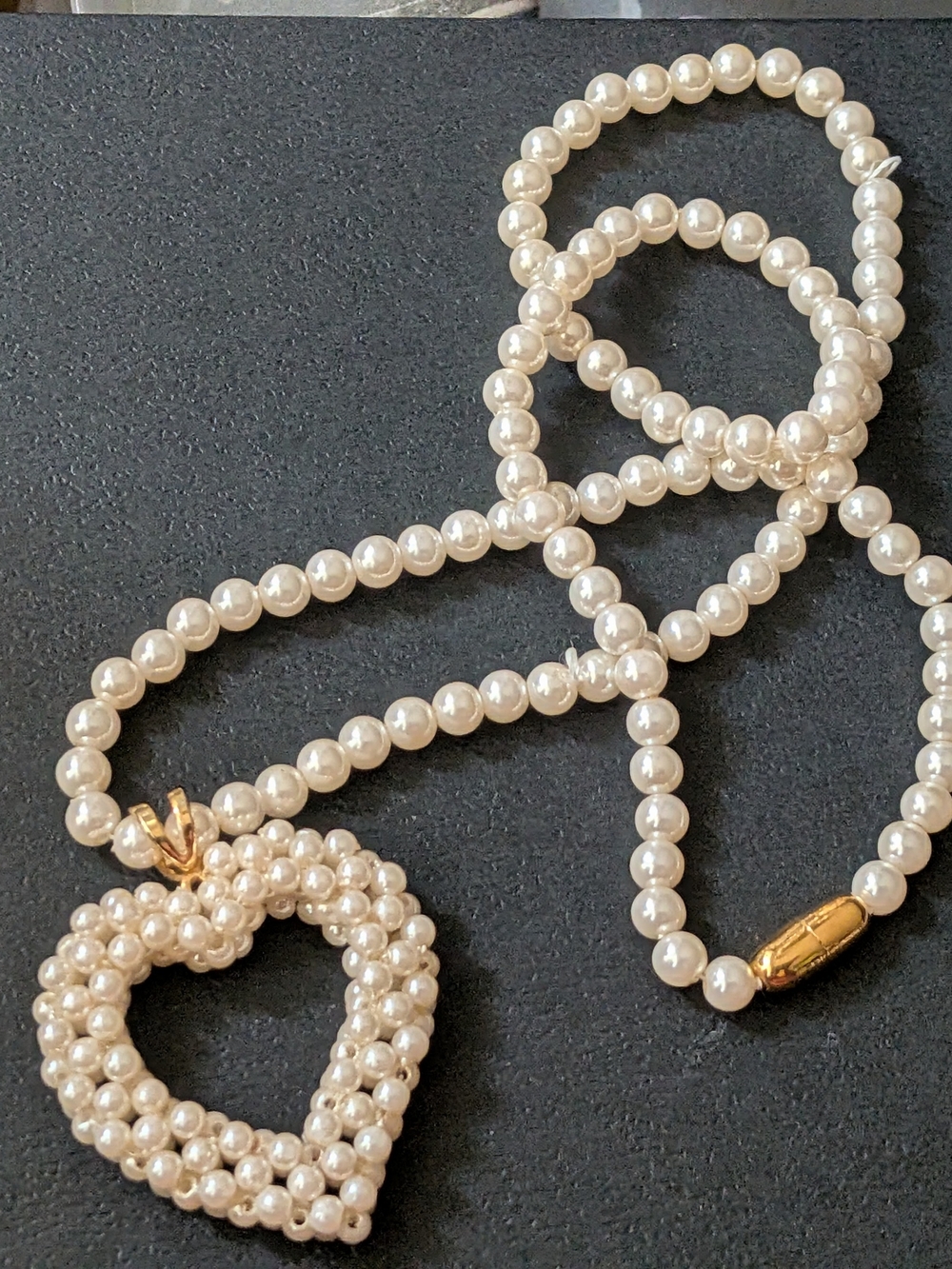✨ Vintage Faux Pearl Statement Necklace with Beaded Open Heart Pendant